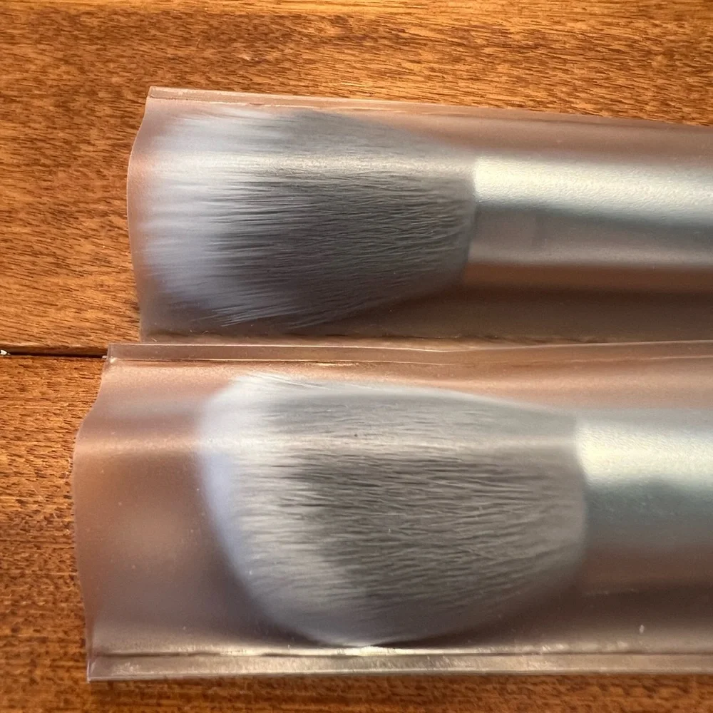 NWT 2 Laruce make up brushes. LR304 Angle brush-cheek & LR316 Duo fiber brush.